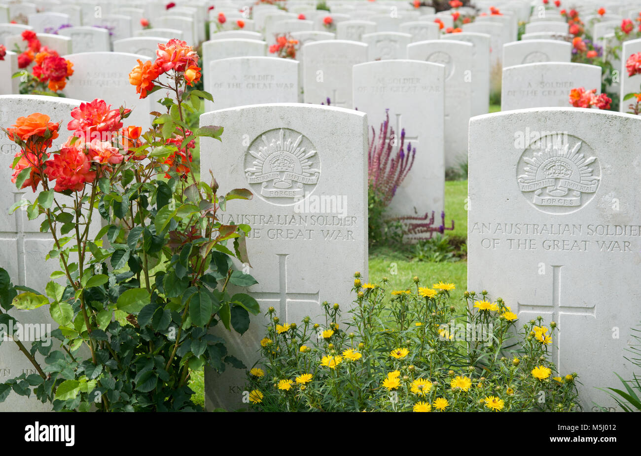 La tomba di due ignoti soldati australiani in Tyne Cot Cimitero Militare, lebbroso, Belgio Foto Stock