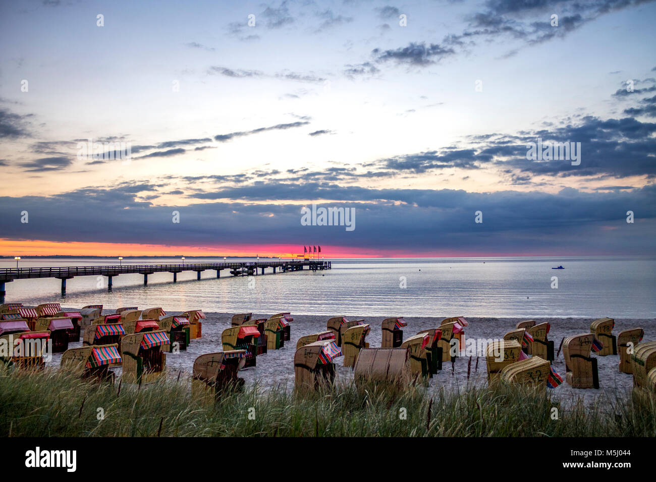 Germania, Schleswig-Holstein, Scharbeutz, resort costiero, spiaggia di sunrise Foto Stock