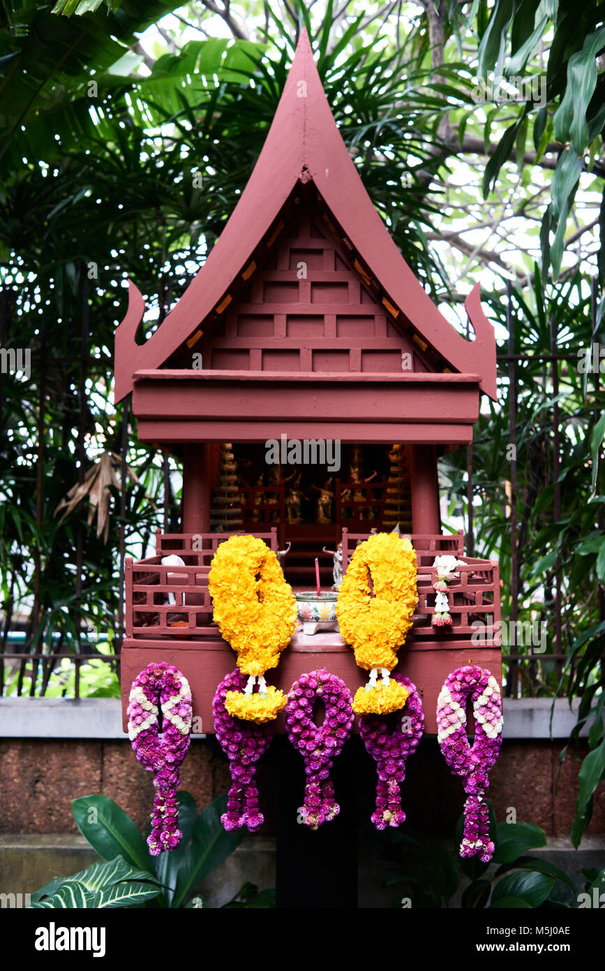 In stile thailandese replica di casa come piccola cappella buddista decorato con fiori. Foto Stock
