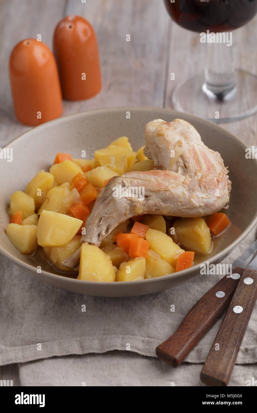 Arrosto di coscia di coniglio con patate e carote ans stufato di vino rosso Foto Stock