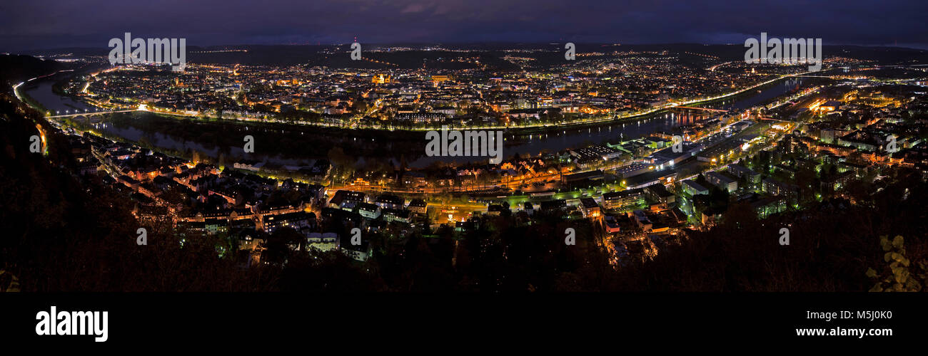 In Germania, in Renania Palatinato, Trier, paesaggio urbano di notte Foto Stock