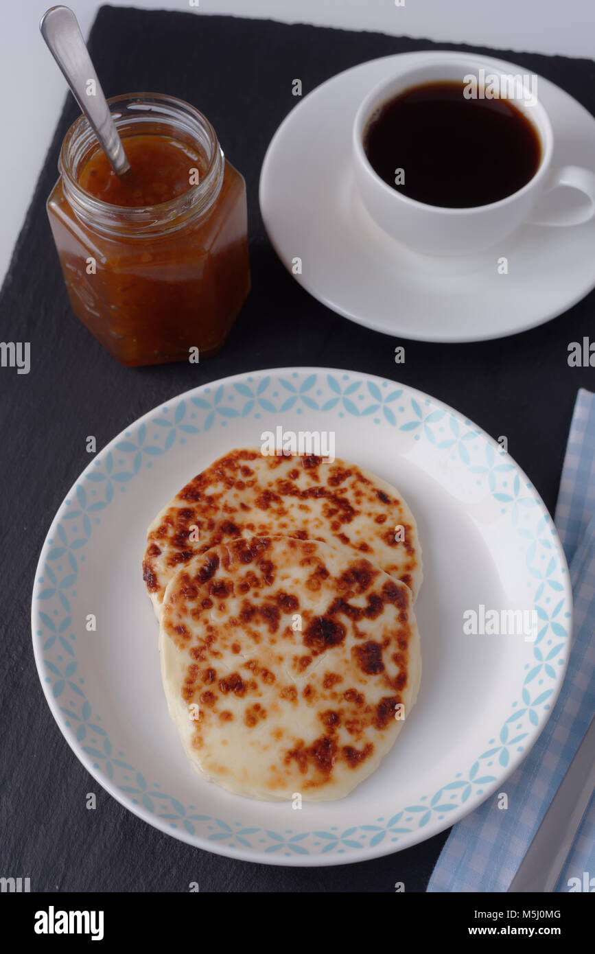 Colazione svedese con mini agricoltore formaggi, cloudberry marmellata e una tazza di caffè Foto Stock