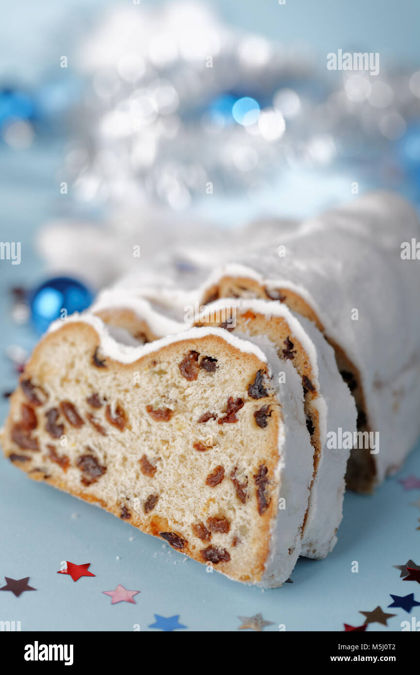 Lo Stollen e decorazioni di Natale su sfondo blu Foto Stock