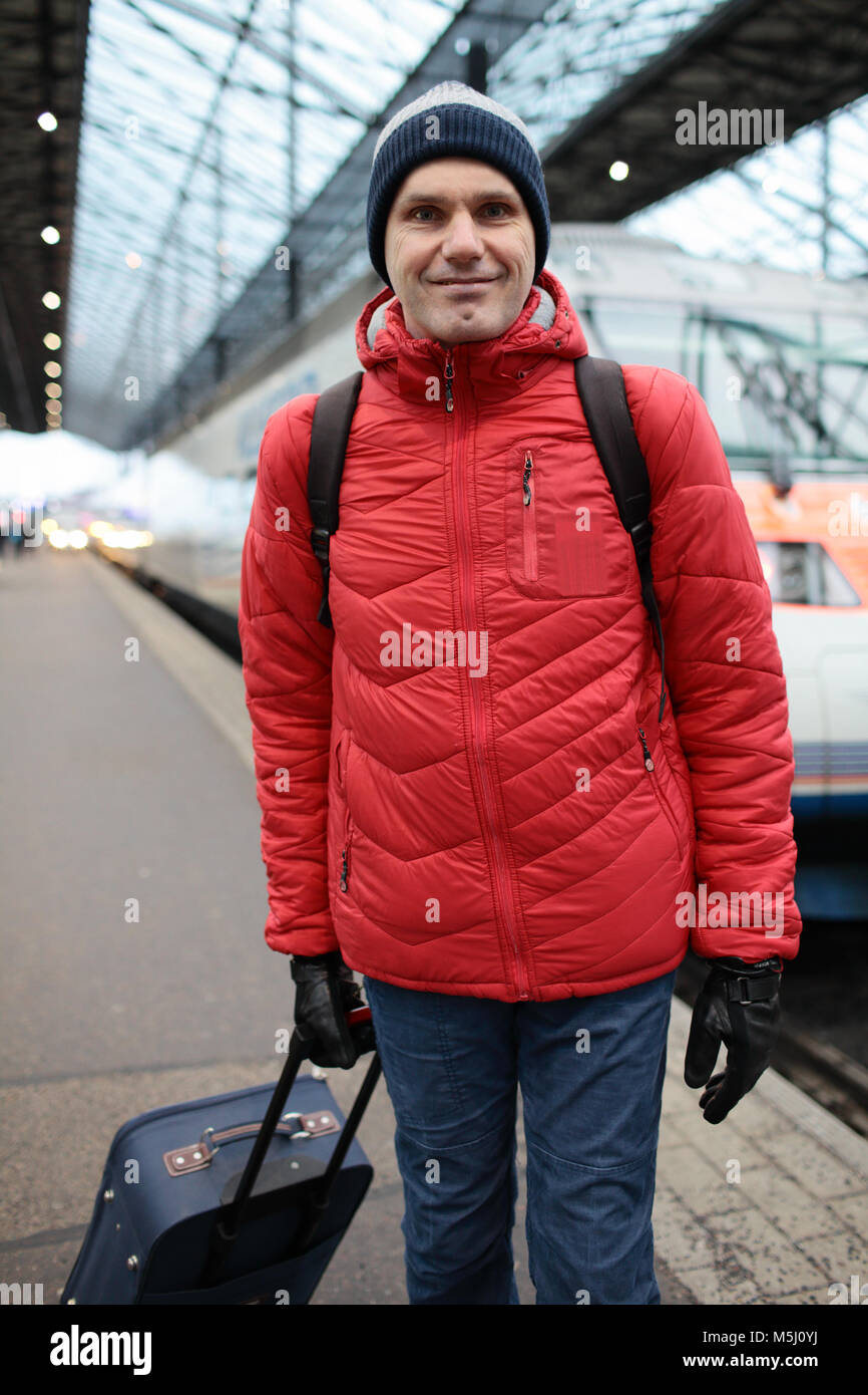 Coppia traveler con la valigia sulla stazione ferroviaria platform Foto Stock