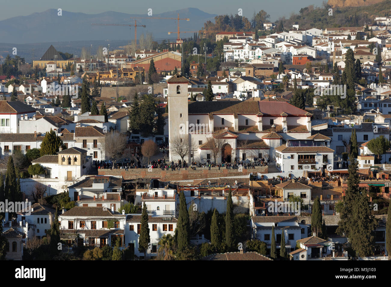 Le persone presso la chiesa di San Nicola a Granada, Spagna Foto Stock