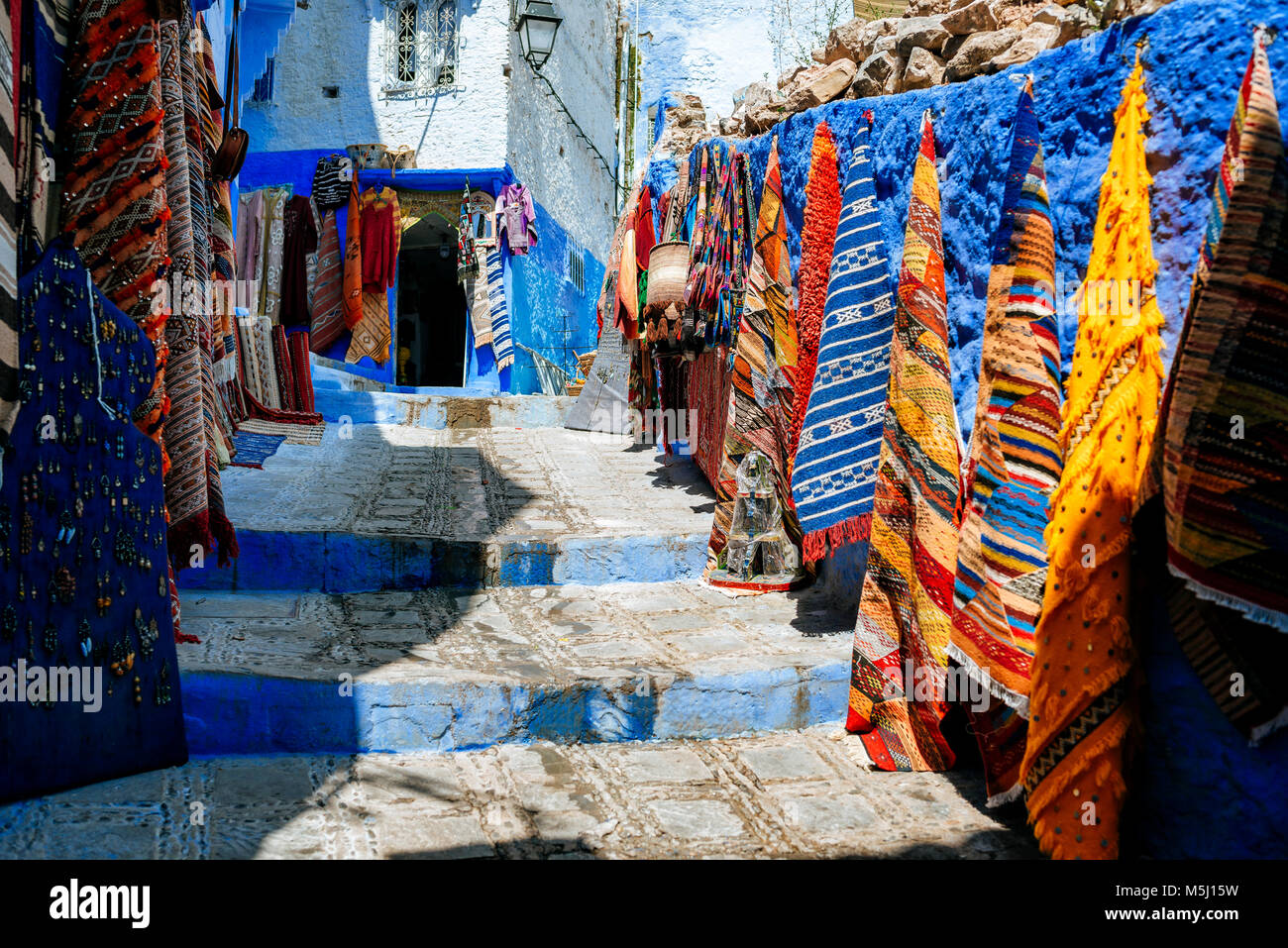 Il Marocco, Chefchaouen, negozio di tappeti presentando offerte