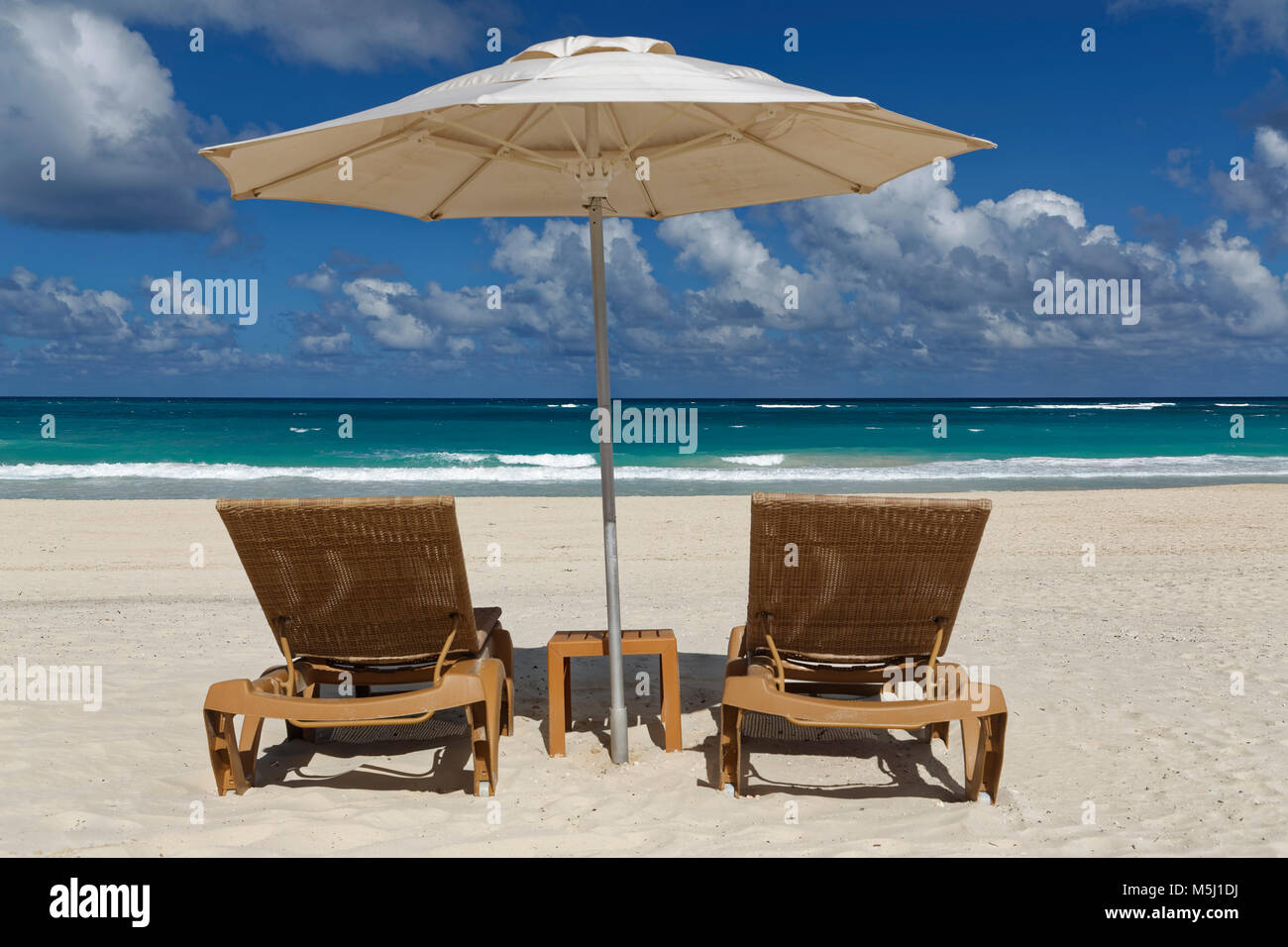 Caraibi, Repubblica Dominicana, Playa Bavaro, spiaggia con due lettini e ombrellone Foto Stock