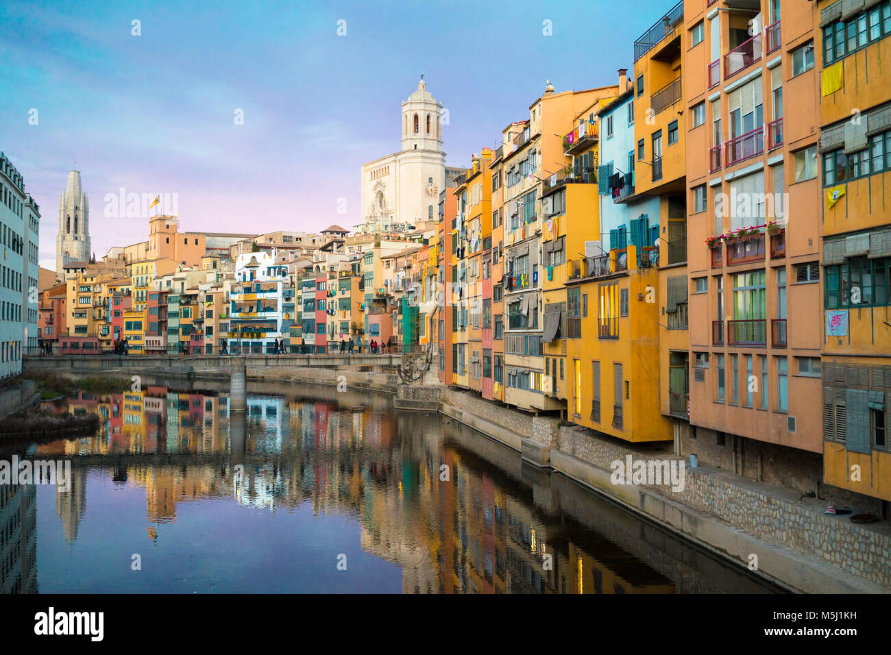 Spagna, Catalunya, Girona, Cattedrale e case lungo il fiume Onyar di sera Foto Stock