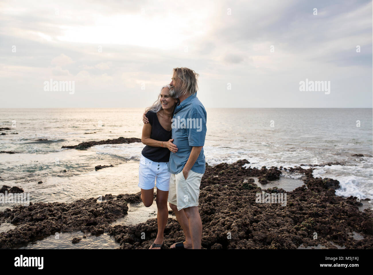 Affettuosa coppia senior abbracciando il mare Foto Stock