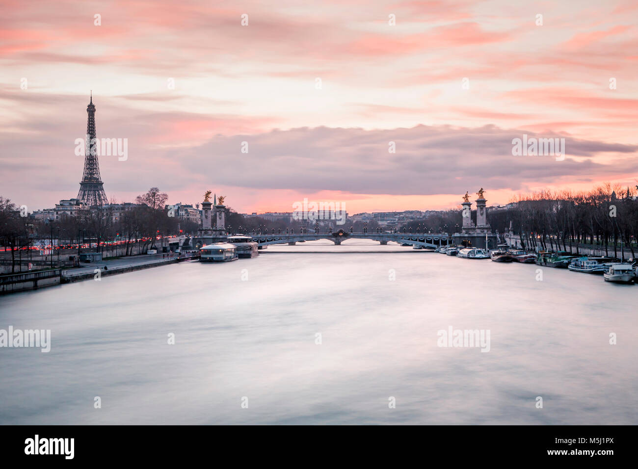 Francia, Parigi, vista fiume Senna con Pont Alexandre III e della Torre Eiffel in background al tramonto Foto Stock