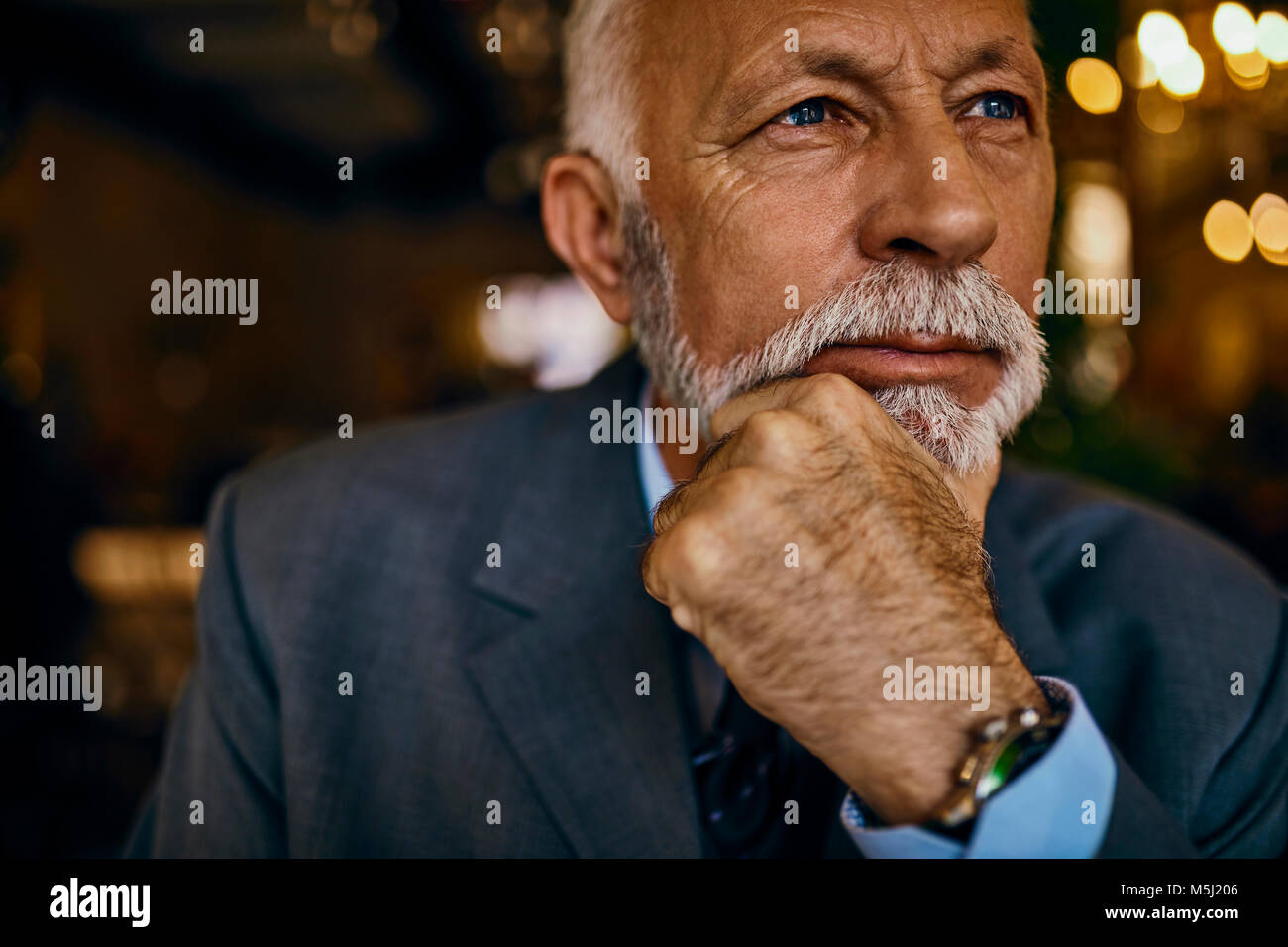 Ritratto di elegante uomo senior pensando Foto Stock