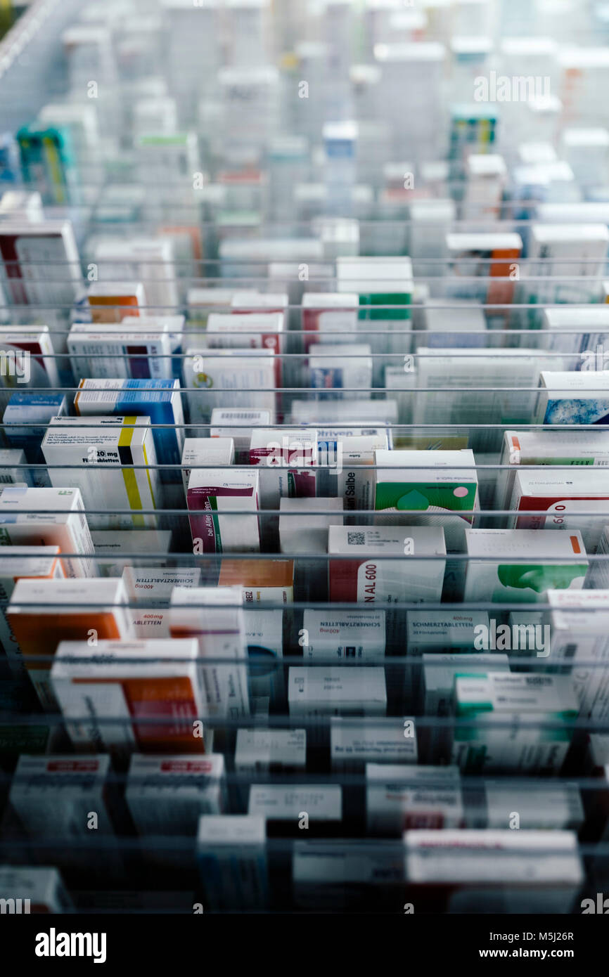 Medicina in scaffali di messa in funzione la macchina in farmacia Foto Stock