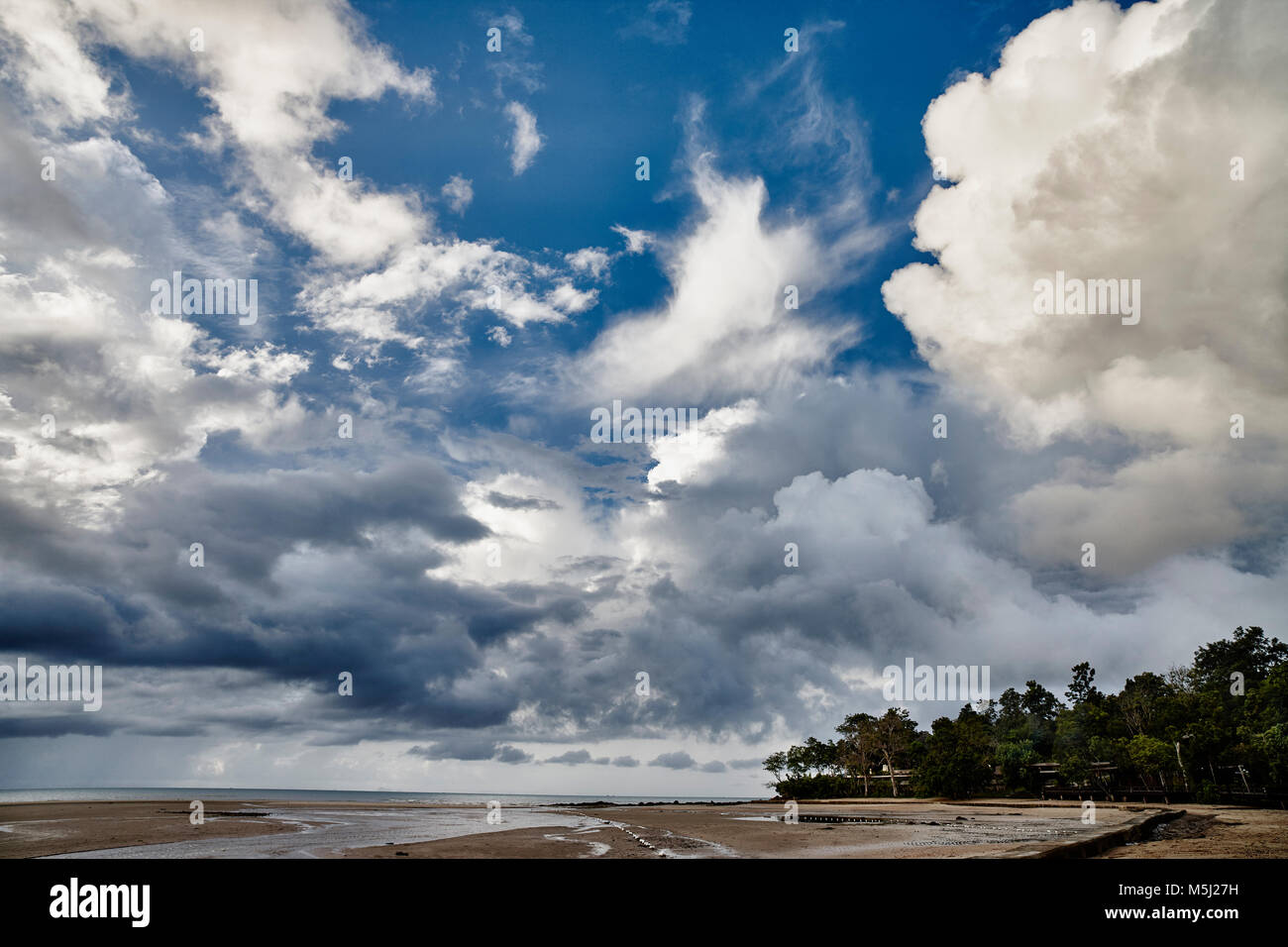Thailandia, Ko Yao Yai, nuvole sopra la spiaggia Foto Stock