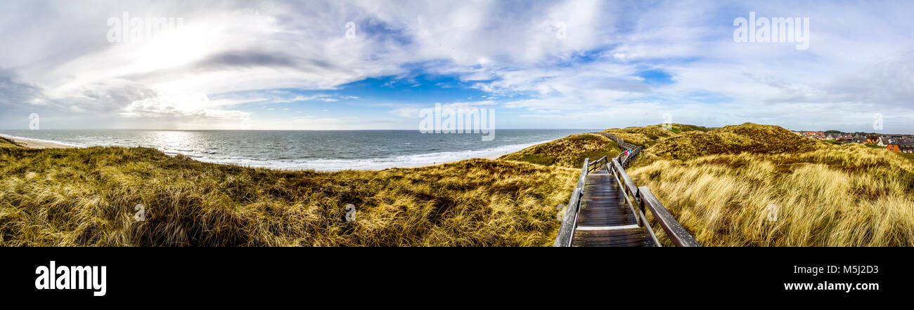 Germania, Schleswig-Holstein, Sylt, Wenningstedt, passerella in legno Foto Stock