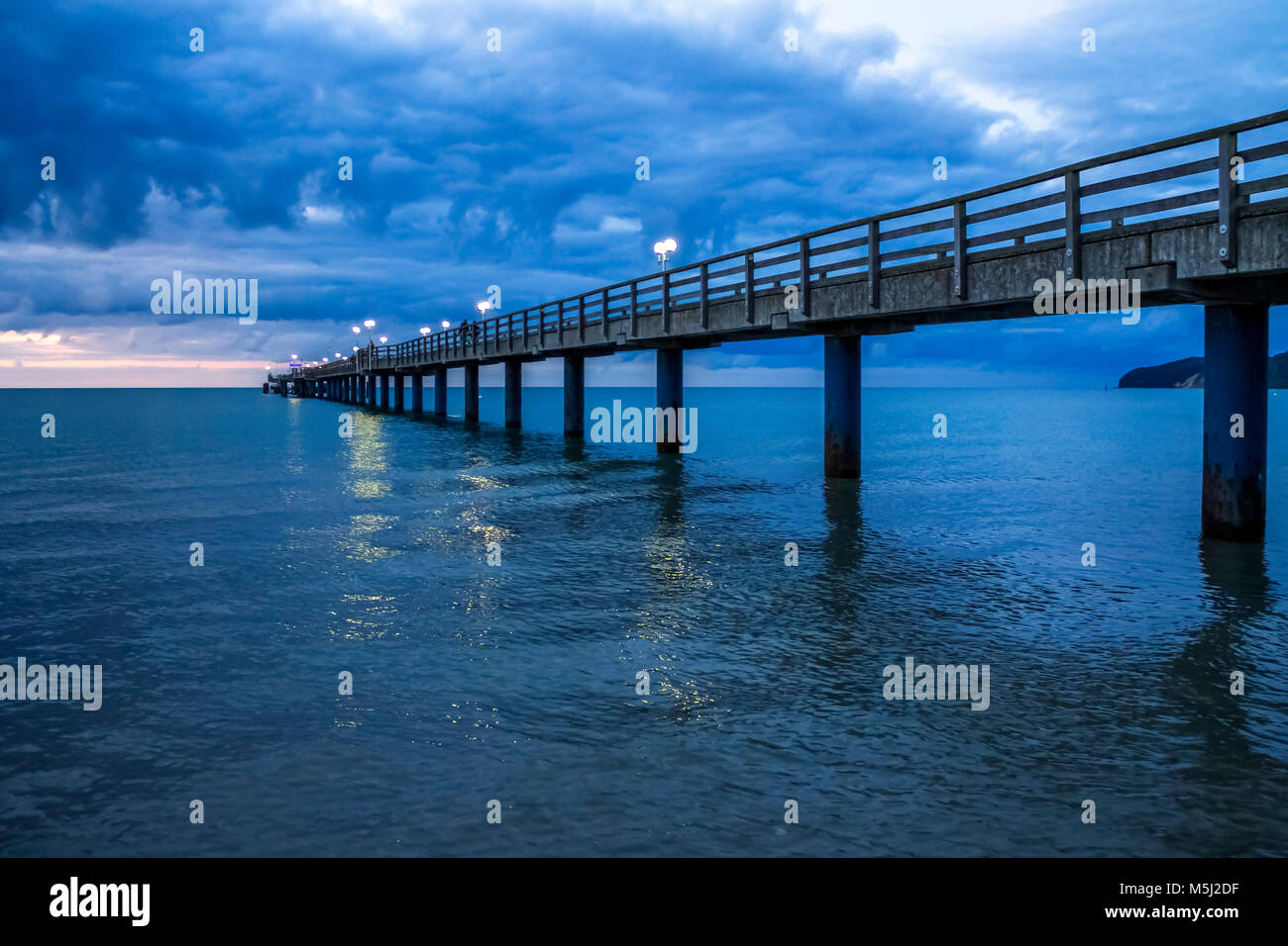 Germania, Meclemburgo-Pomerania, Mar Baltico seaside resort Binz, pier a blue ora Foto Stock