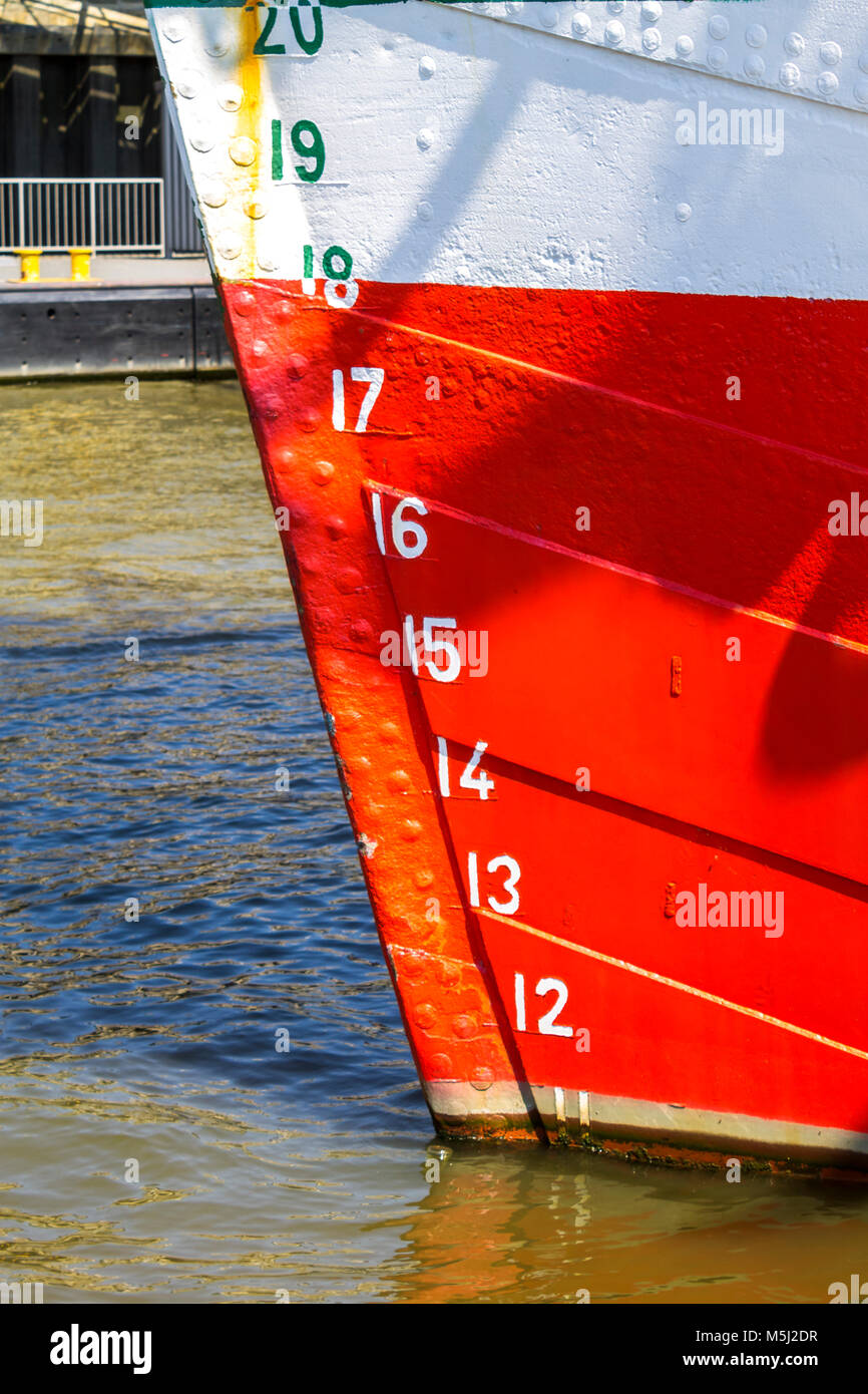 Germania, Amburgo, dettaglio di livello di acqua i numeri sulla nave museo Rickmer Rickmers Foto Stock