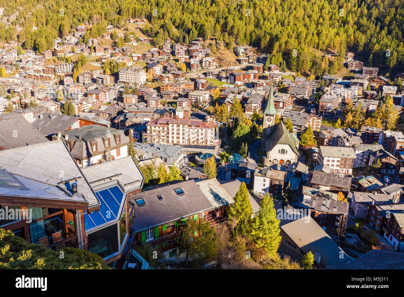 Schweiz, Kanton Wallis, Zermatt, Ortsansicht, Kirche, hotel, chalet, Ferienhäuser, Ferienwohnungen Foto Stock