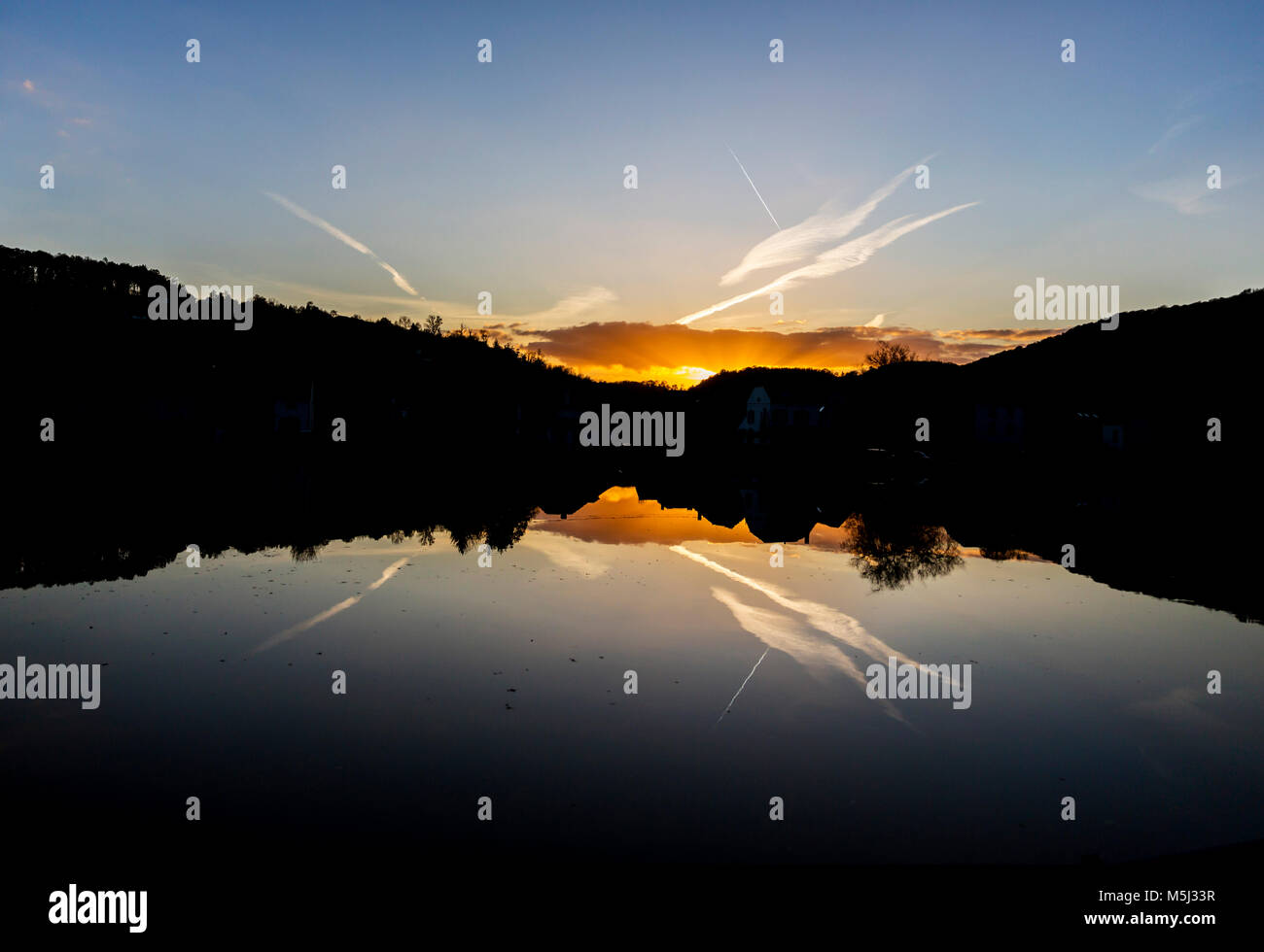 Belgio, fiume di massa al tramonto Foto Stock