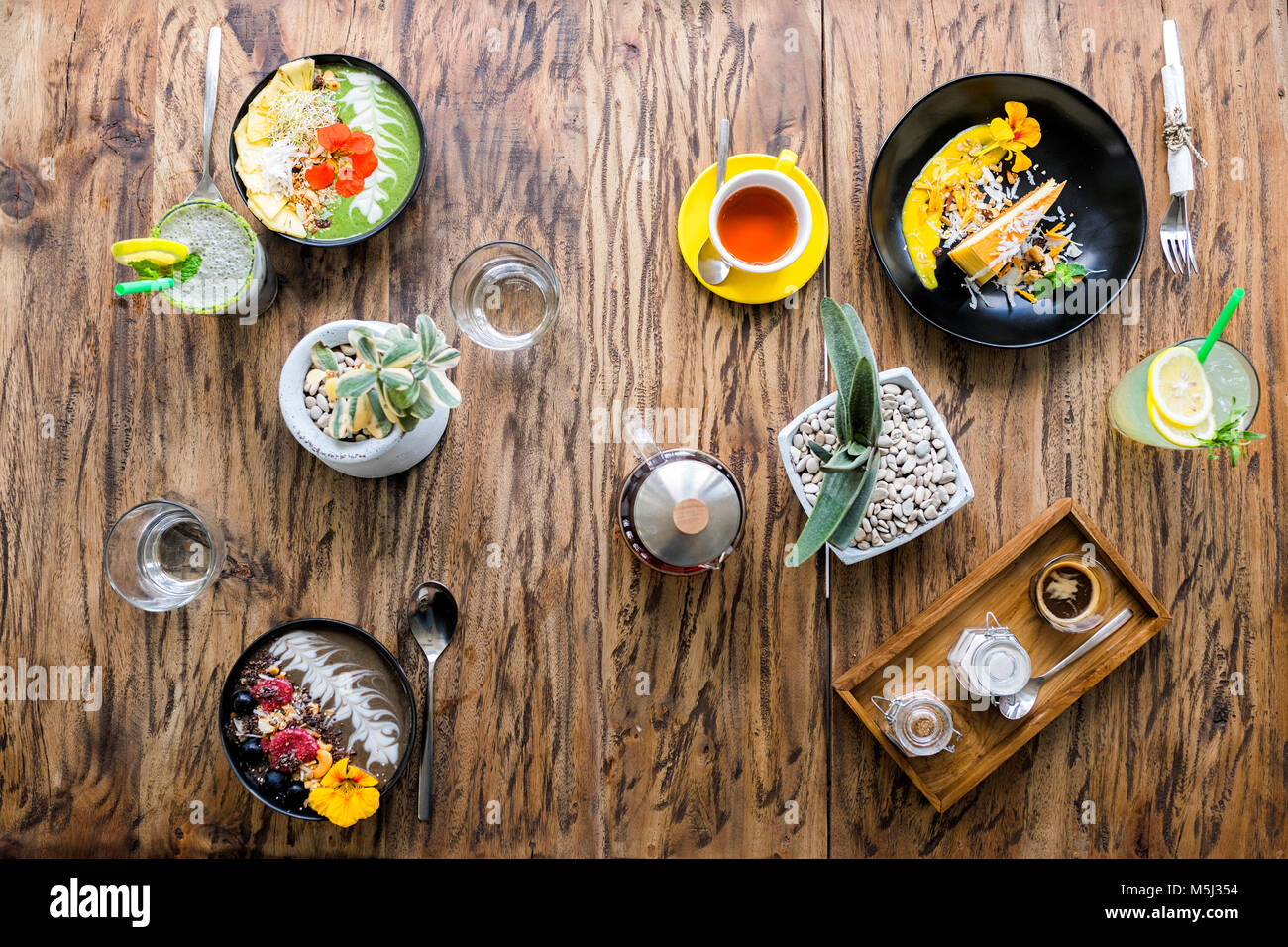 Variazione del gusto esotico cibo sul racconto di legno Foto Stock