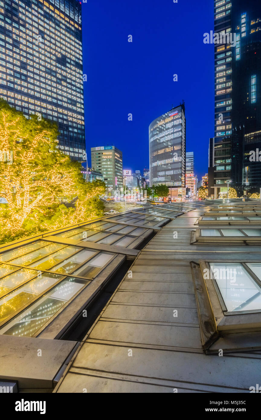 Giappone, Nagoya, stazione ferroviaria e grattacieli di notte Foto Stock