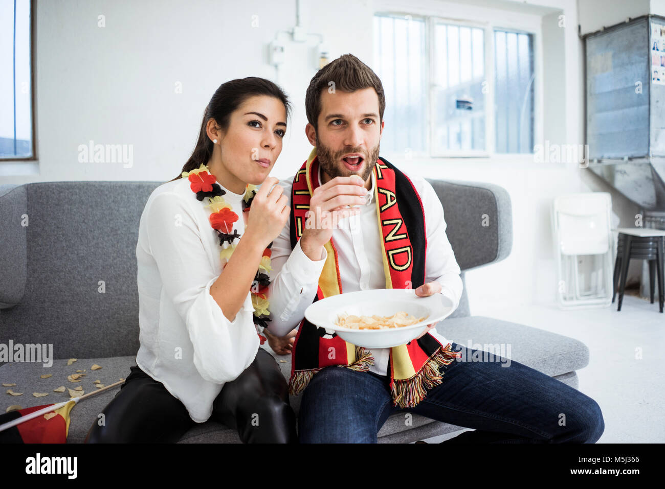 Il tedesco appassionato di calcio giovane seduto sul divano guardando la Tv  Foto stock - Alamy