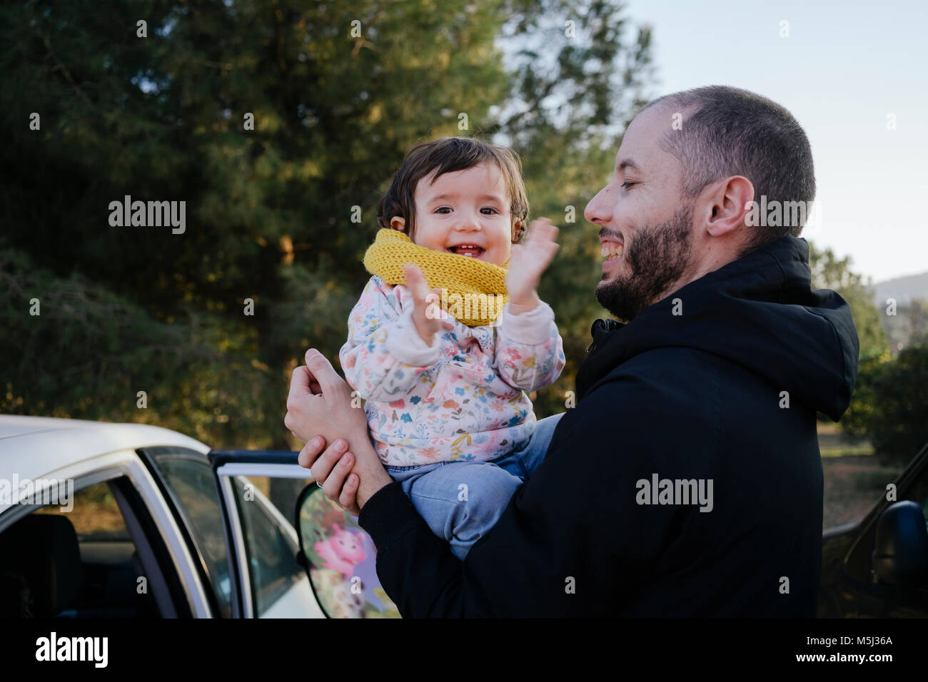 Ritratto di happy Baby girl su le braccia del padre Foto Stock
