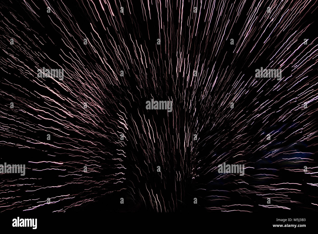 Trippy fasci di lunga esposizione luci o tracce stellari Foto Stock