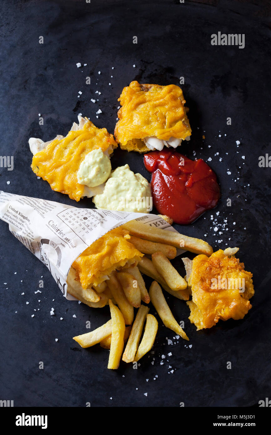 Pesce e patatine con remoulade e ketchup Foto Stock