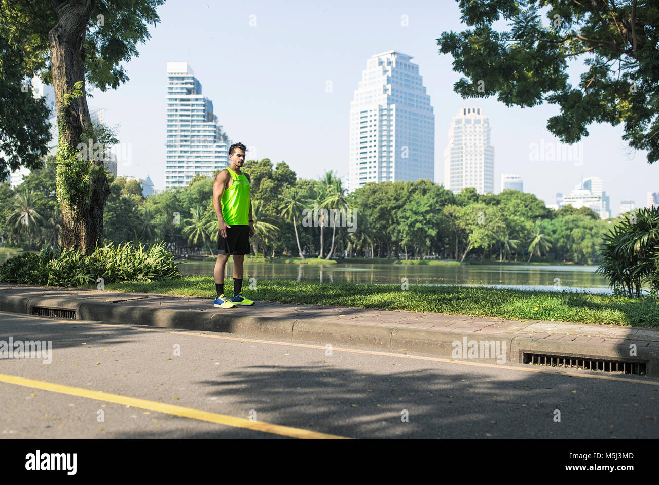 Runner training su strada nel parco urbano Foto Stock