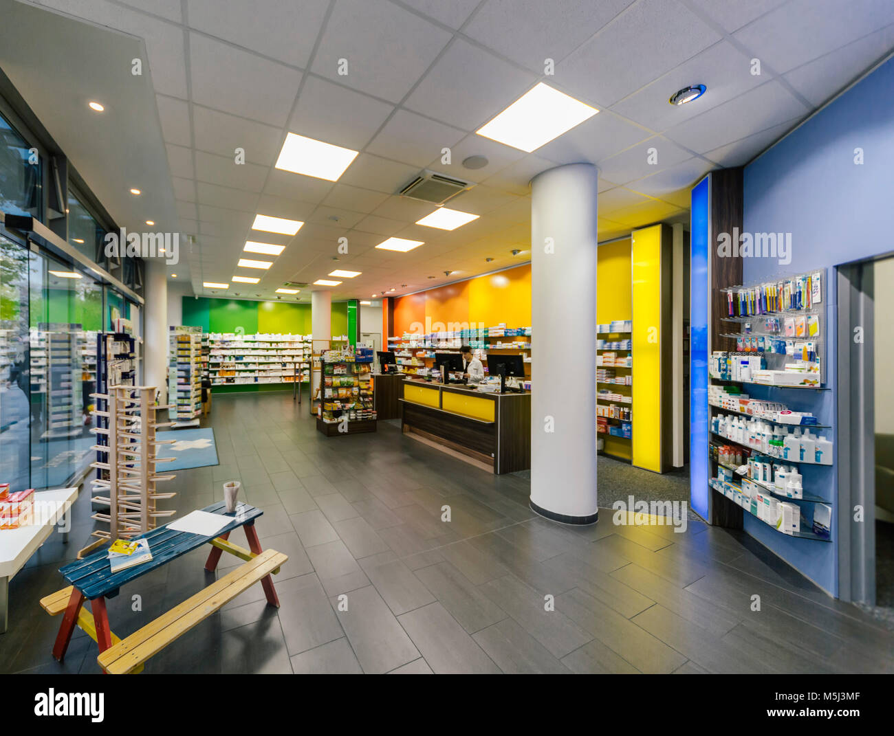 Interno di una farmacia Foto Stock