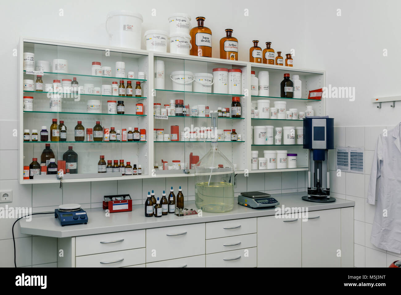 Interno di un laboratorio in una farmacia Foto Stock