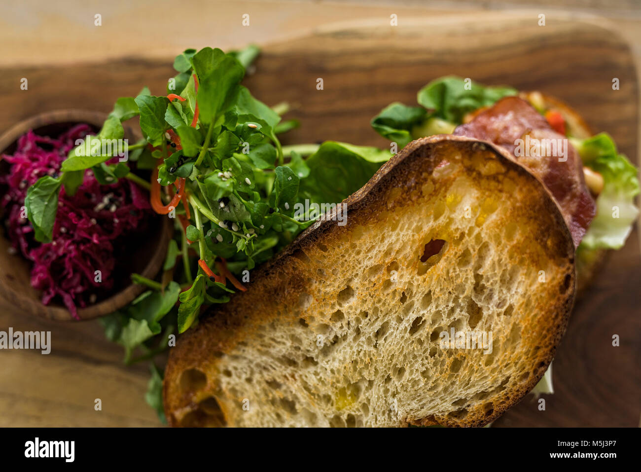 Dettaglio di crosta di pane con insalata verde e barbabietola Foto Stock