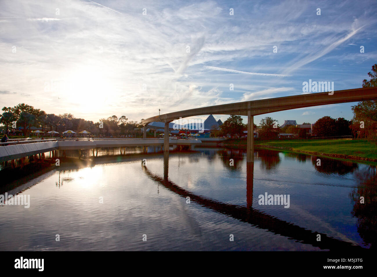 Orlando, Florida: Febbraio 5, 2018: la famosa linea monorotaia curve intorno al mondo futuro West a Epcot al crepuscolo Foto Stock