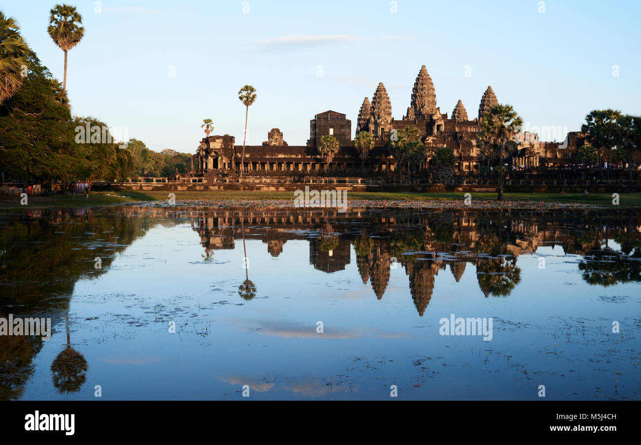 Vista panoramica di Angkor Wat tempio buddista al tramonto con la sua riflessione sul lago. Siem Reap, Cambogia. Foto Stock