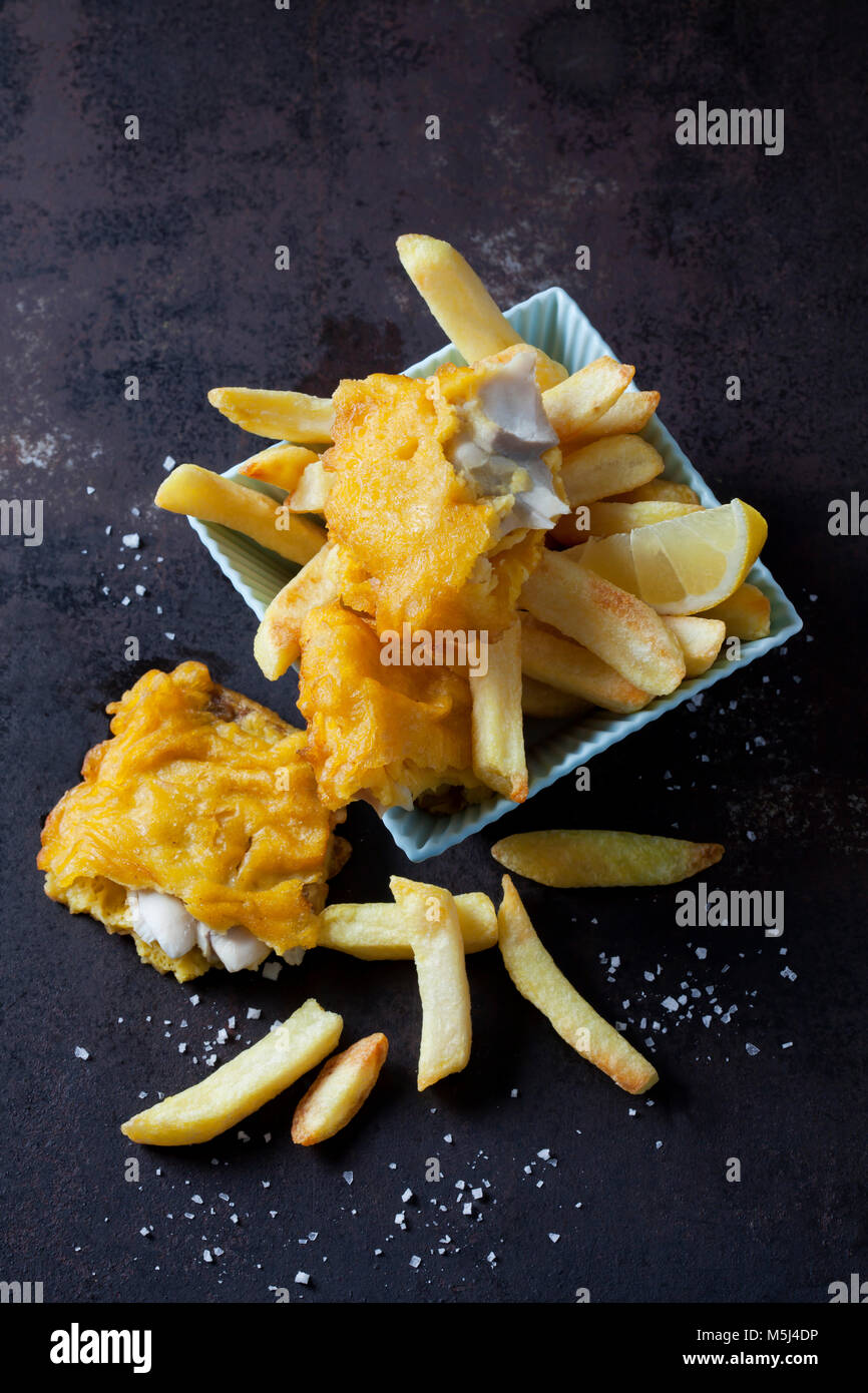Pesce e patatine con fettina di limone Foto Stock