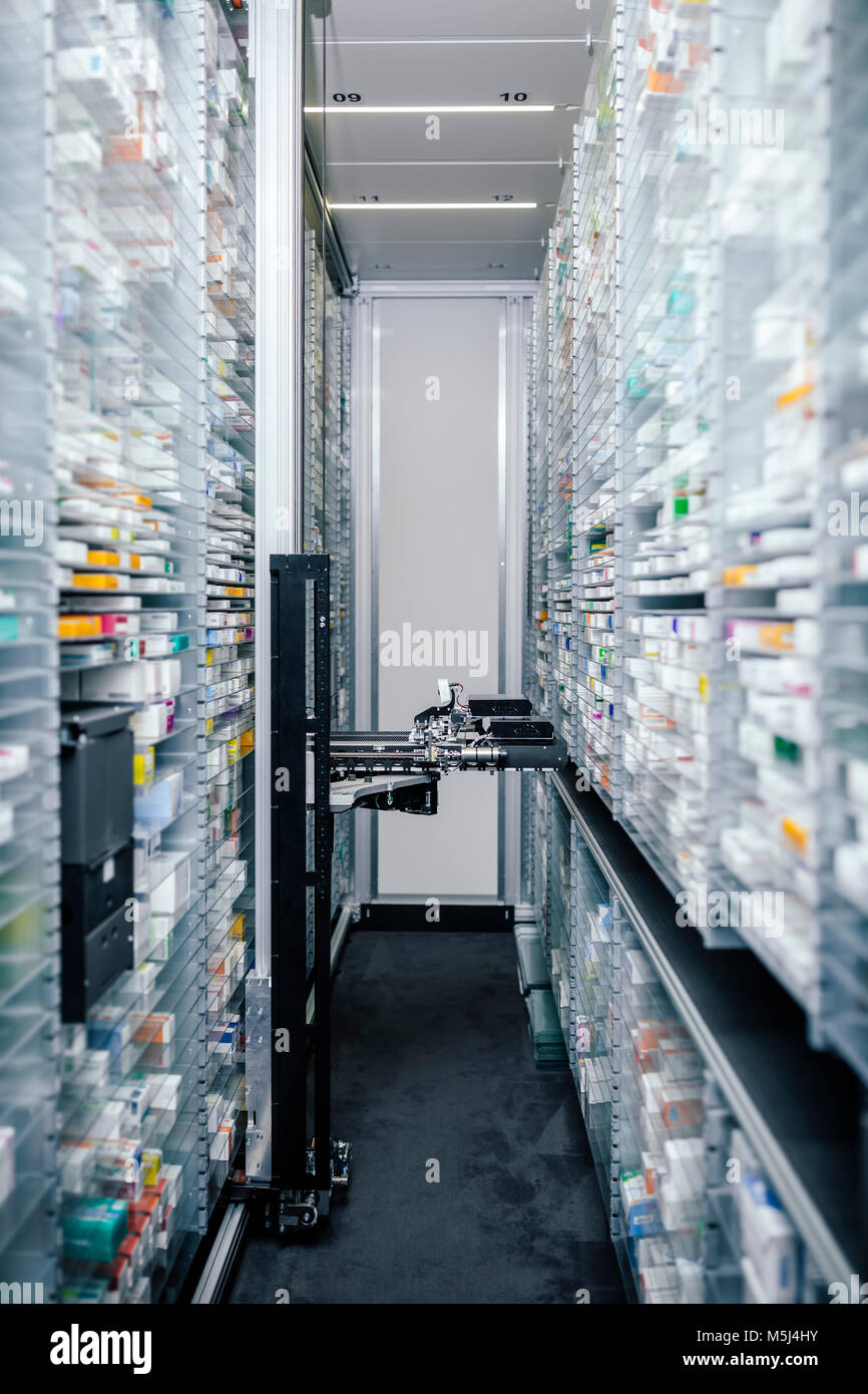 Medicina in scaffali di messa in funzione la macchina in farmacia Foto Stock