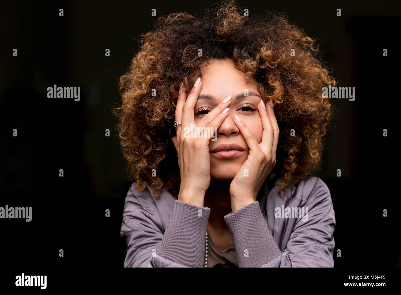 Ritratto di donna con la mano sul suo viso Foto Stock