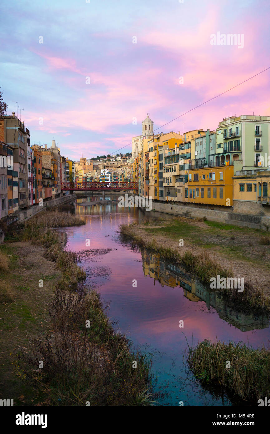 Spagna, Catalunya, Girona, Cattedrale e case lungo il fiume Onyar di sera Foto Stock