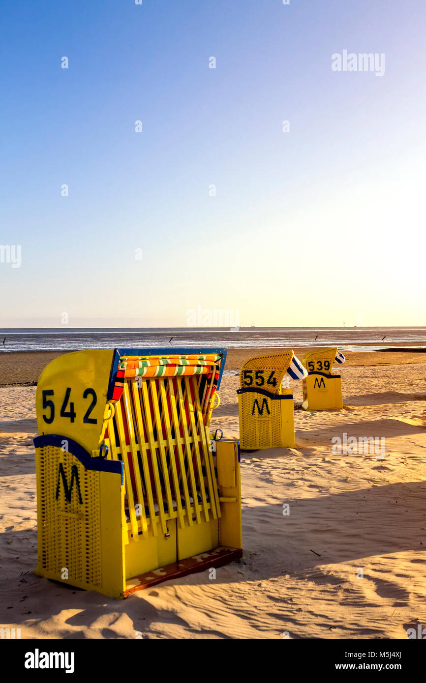 Germania, Schleswig-Holstein, Husum, chiusa con cappuccio sedia spiaggia Foto Stock