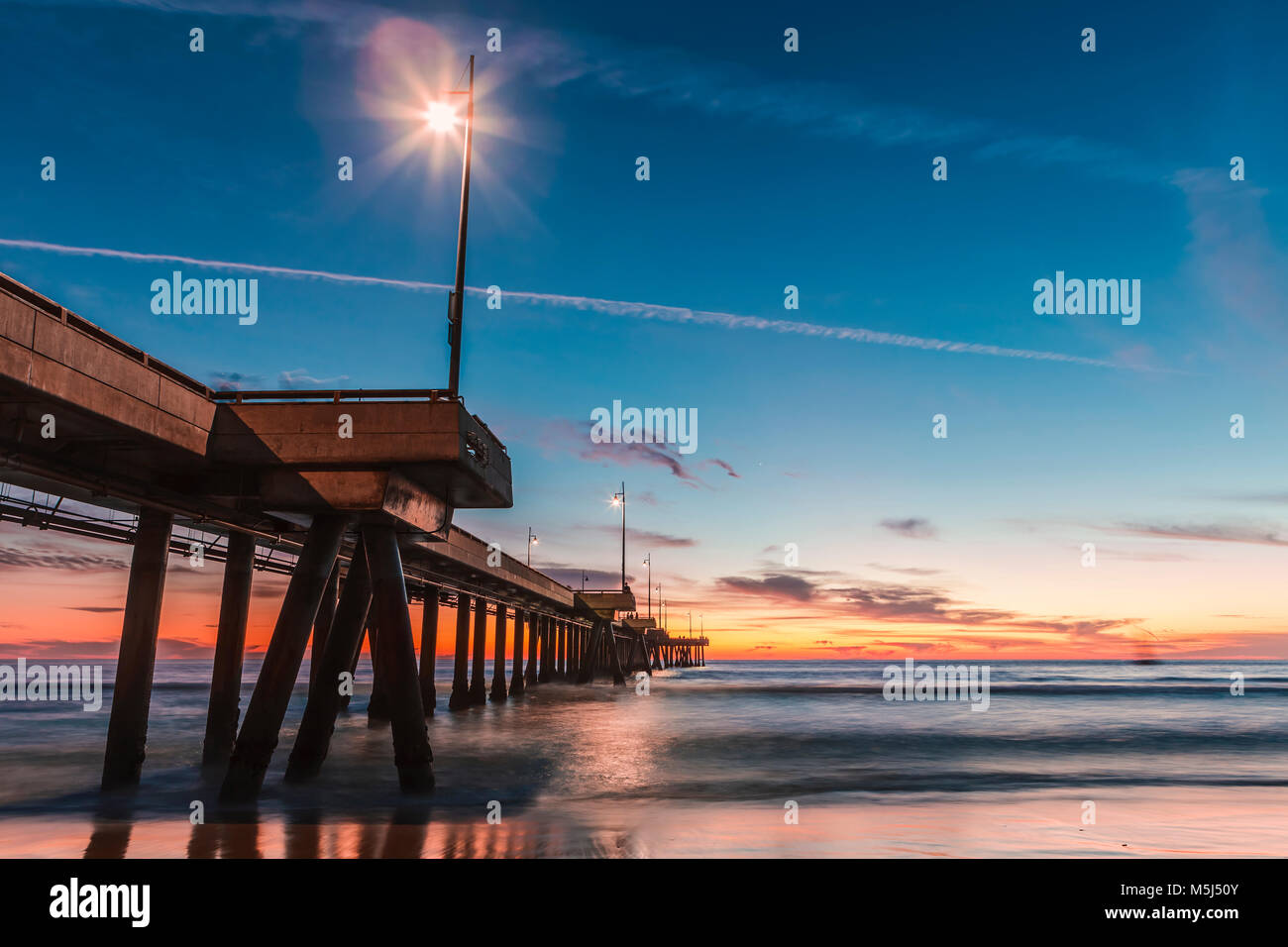Stati Uniti, California, Los Angeles, Venice Beach, la spiaggia di Venezia Pier al tramonto Foto Stock