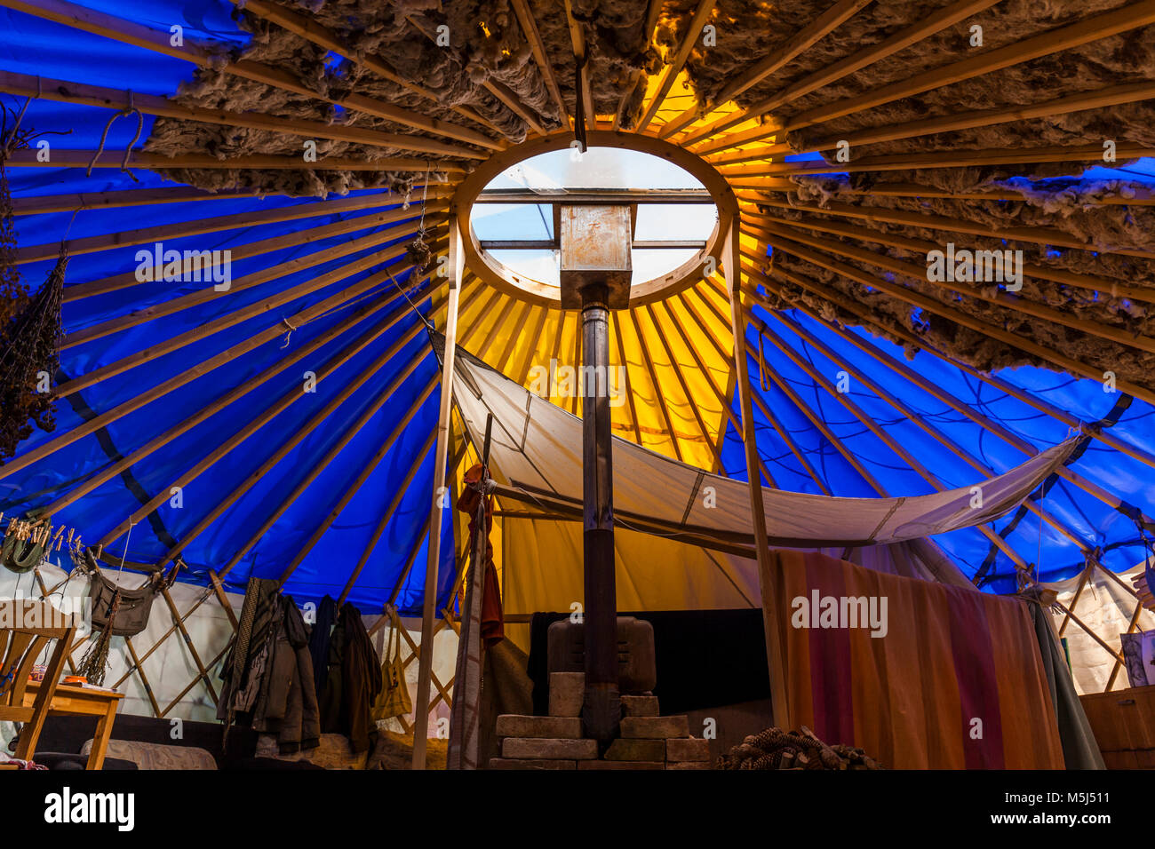 Interno di una yurta fatta di materiale di scarto Foto Stock