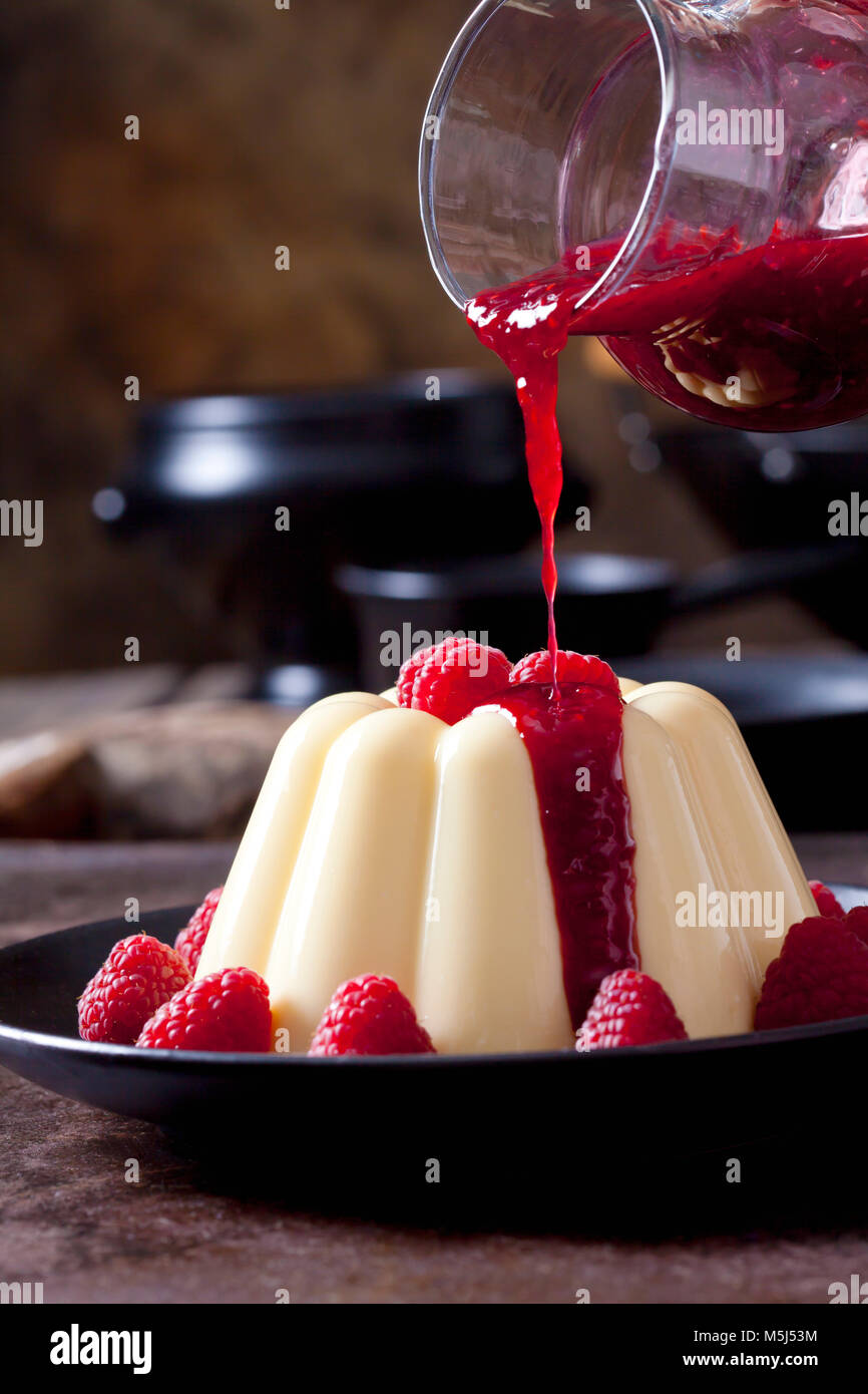 Crema con lamponi e salsa di lamponi sulla piastra Foto Stock