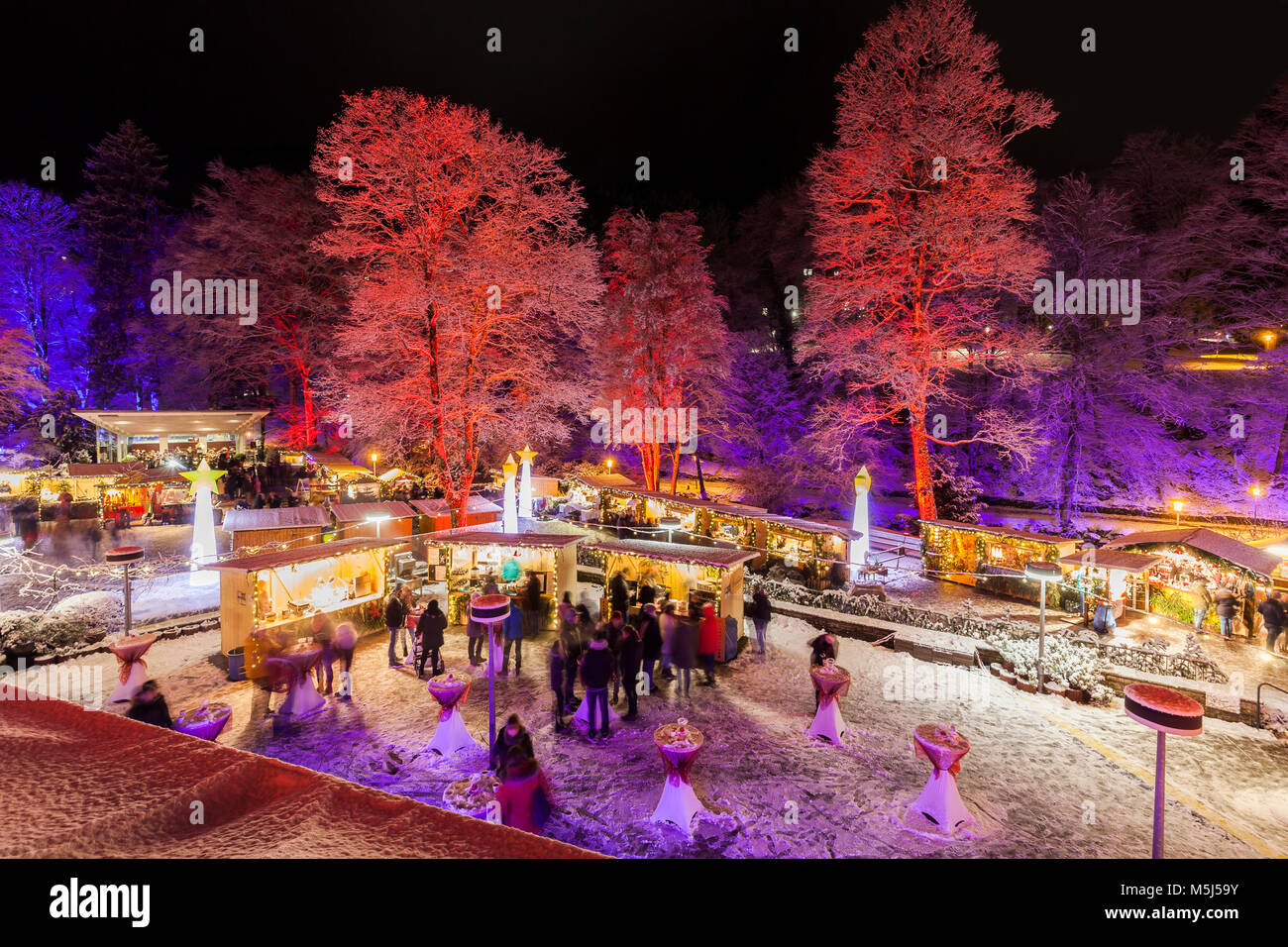 Deutschland, Baden-Württemberg, Schwarzwald, Bad Wildbad, Kurpark, Weihnachtsmarkt, Markt, Marktstände, bunt illuminiert, Schnee Foto Stock