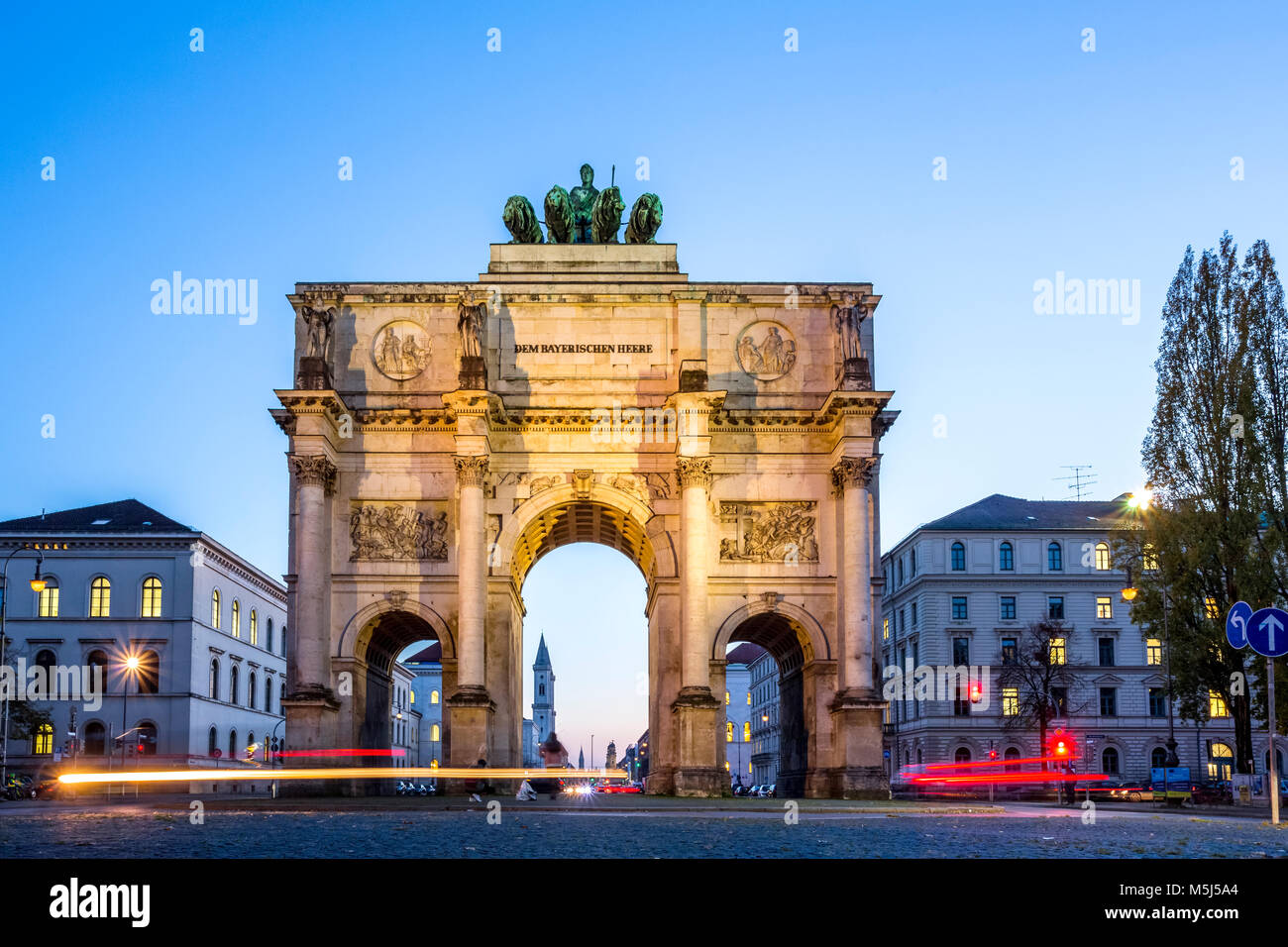In Germania, in Baviera, Monaco di Baviera, facciata nord di Porta Vittoria, vista Ludwigstra√üe, blu ora Foto Stock