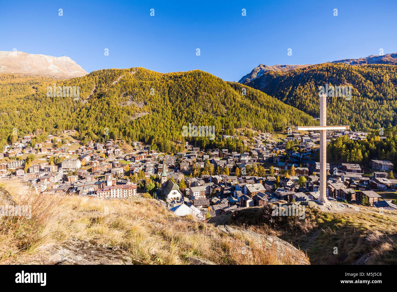 Schweiz, Kanton Wallis, Zermatt, Ortsansicht, Kirche, hotel, chalet, Ferienhäuser, Ferienwohnungen, Gipfelkreuz Foto Stock
