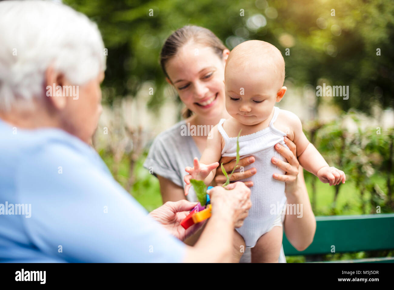 Bambina con la nonna e la madre in un parco Foto Stock