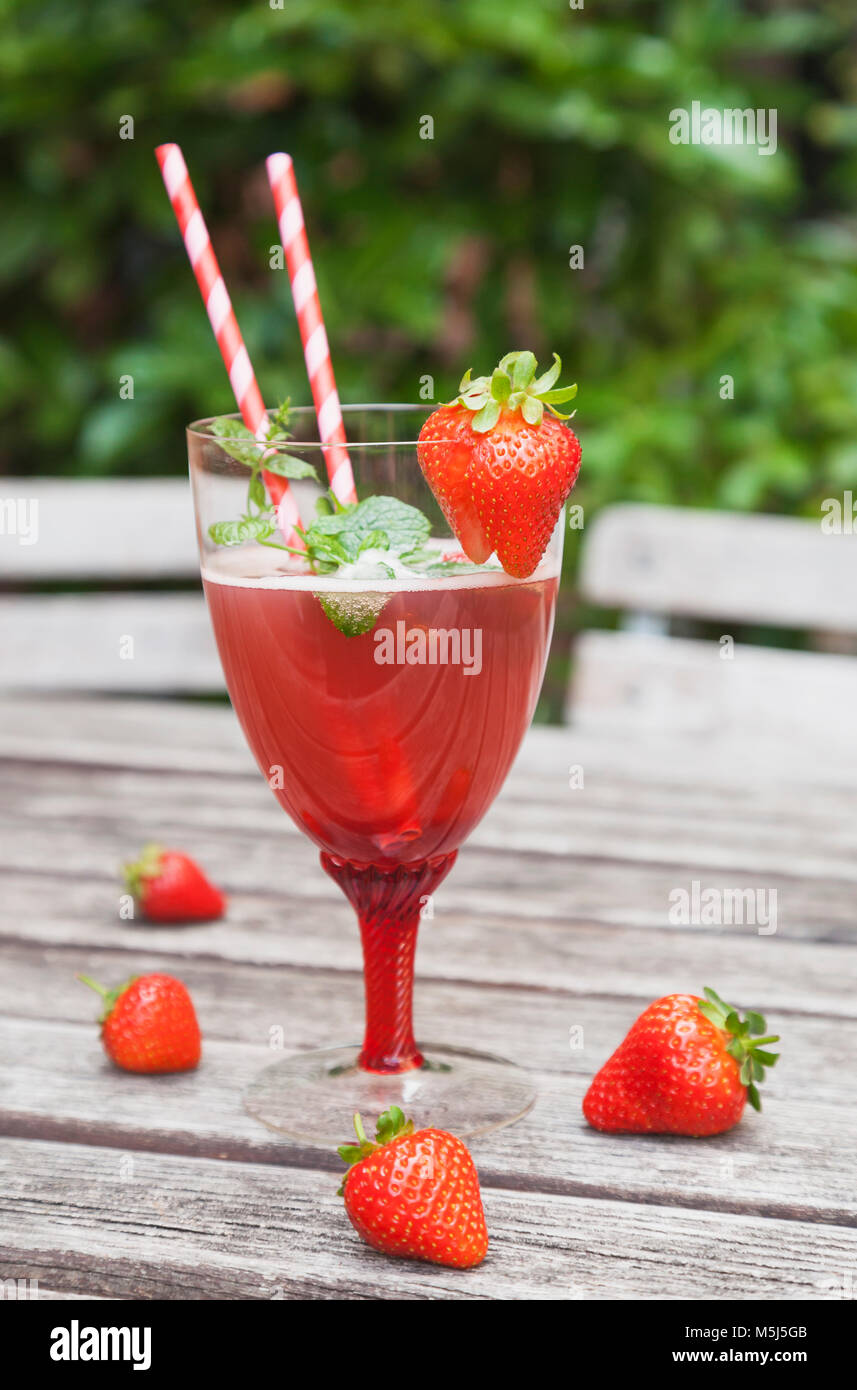 Fragola limonata in vetro con acqua potabile cannucce Foto Stock