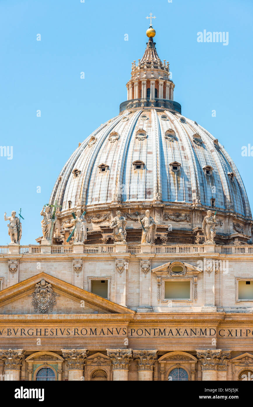 Italia, Roma, la cupola della Basilica di San Pietro Foto Stock