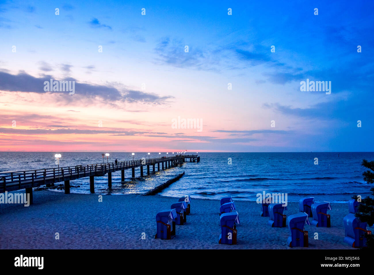 Germania, Meclemburgo-Pomerania, Mar Baltico località balneare Kuehlungsborn al tramonto Foto Stock