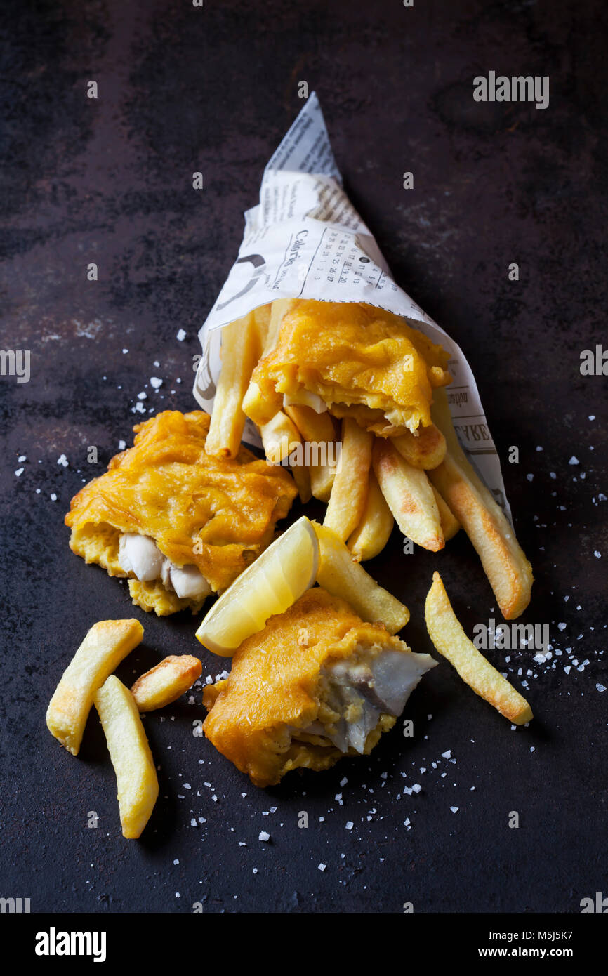 Pesce e patatine con remoulade, ketchup e fetta di limone Foto Stock
